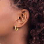 Carica l&#39;immagine nel visualizzatore di Gallery, 14k Yellow Gold 15mm x 2.5mm Diamond Cut Round Hoop Earrings
