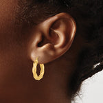 Carica l&#39;immagine nel visualizzatore di Gallery, 14K Yellow Gold Diamond Cut Twisted Round Hoop Earrings 20mm x 3.75mm
