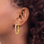 Lade das Bild in den Galerie-Viewer, 14k Yellow Gold Textured Patterned Round Hoop Earrings
