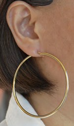 Загрузить изображение в средство просмотра галереи, 14K Yellow Gold 70mm x 3mm Extra Large Giant Gigantic Big Lightweight Round Classic Hoop Earrings
