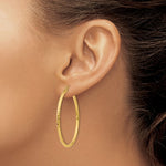 Lade das Bild in den Galerie-Viewer, 14K Yellow Gold Diamond Cut Round Hoop Textured Earrings 40mm x 2mm
