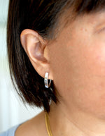 Indlæs billede til gallerivisning 14k White Gold Classic Polished Hinged Hoop Huggie Earrings

