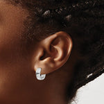 Kép betöltése a galériamegjelenítőbe: 14k White Gold Classic Round Polished Hinged Hoop Huggie Earrings
