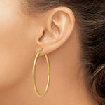 Carica l&#39;immagine nel visualizzatore di Gallery, 14K Yellow Gold Diamond Cut Round Hoop Textured Earrings 55mm x 2mm
