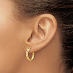 Carica l&#39;immagine nel visualizzatore di Gallery, 14K Yellow Gold Diamond Cut Round Hoop Textured Earrings 18mm x 3mm
