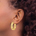 Charger l&#39;image dans la galerie, 14k Yellow Gold Textured Round Hoop Earrings 26mm x 6.75mm
