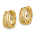 Kép betöltése a galériamegjelenítőbe: 14k Yellow Gold Textured Hinged Hoop Huggie Earrings
