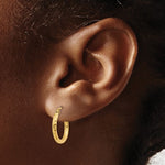 Lade das Bild in den Galerie-Viewer, 14K Yellow Gold Diamond Cut Round Hoop Textured Earrings 15mm x 2mm
