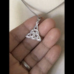 Загружайте и воспроизводите видео в средстве просмотра галереи 14k White Gold Celtic Knot Trinity Open Back Pendant Charm
