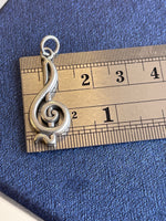 Afbeelding in Gallery-weergave laden, Sterling Silver Antique Finish Music Treble Clef Symbol Pendant Charm
